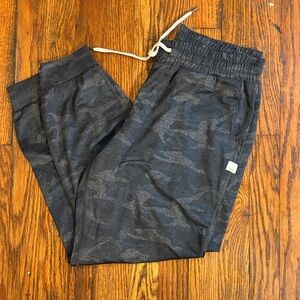 🎉NWOT Vuori Women’s Charcoal Camouflage Performance Joggers!